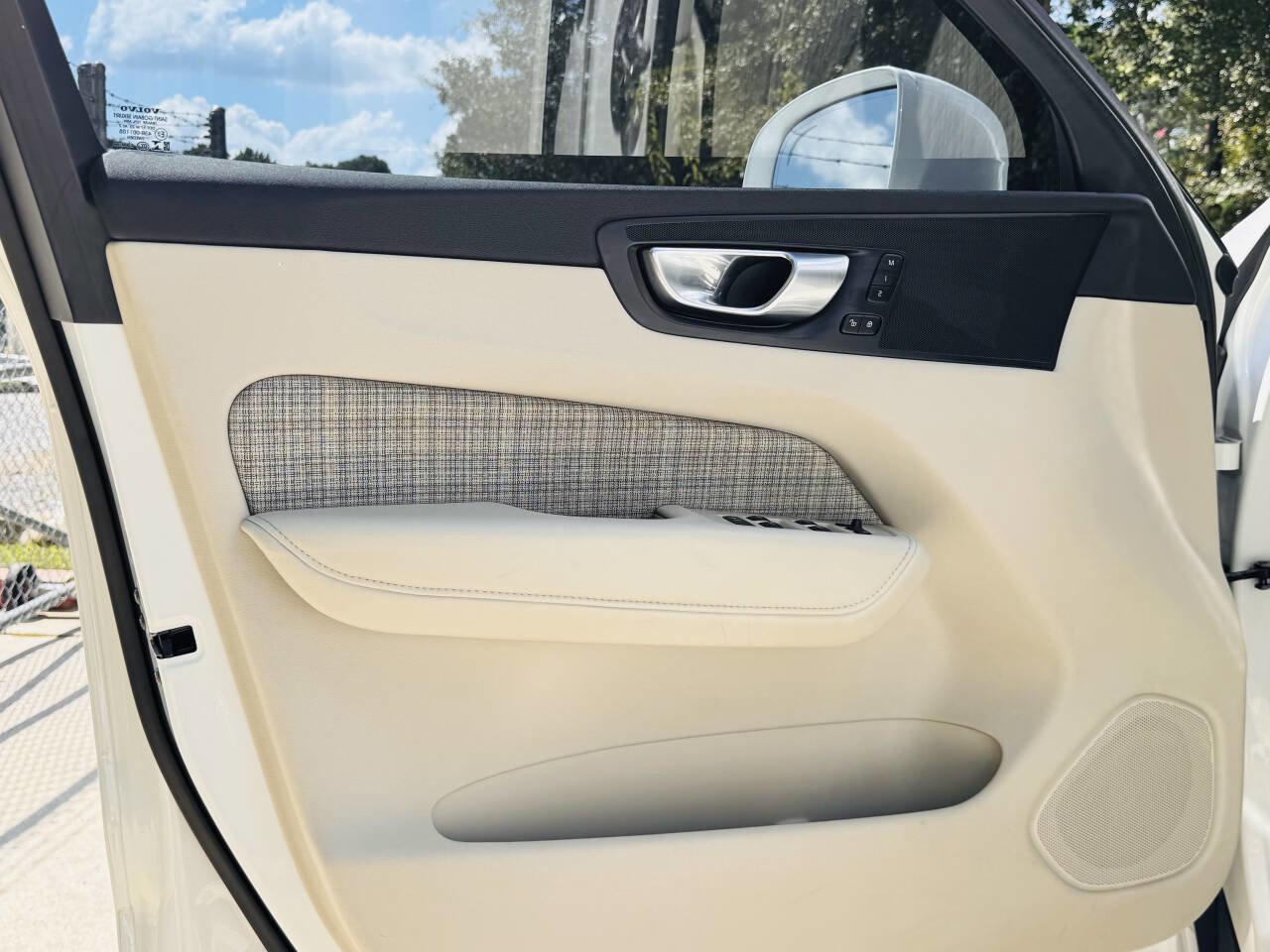 Used 2022 Volvo XC60 B5 Momentum image 17