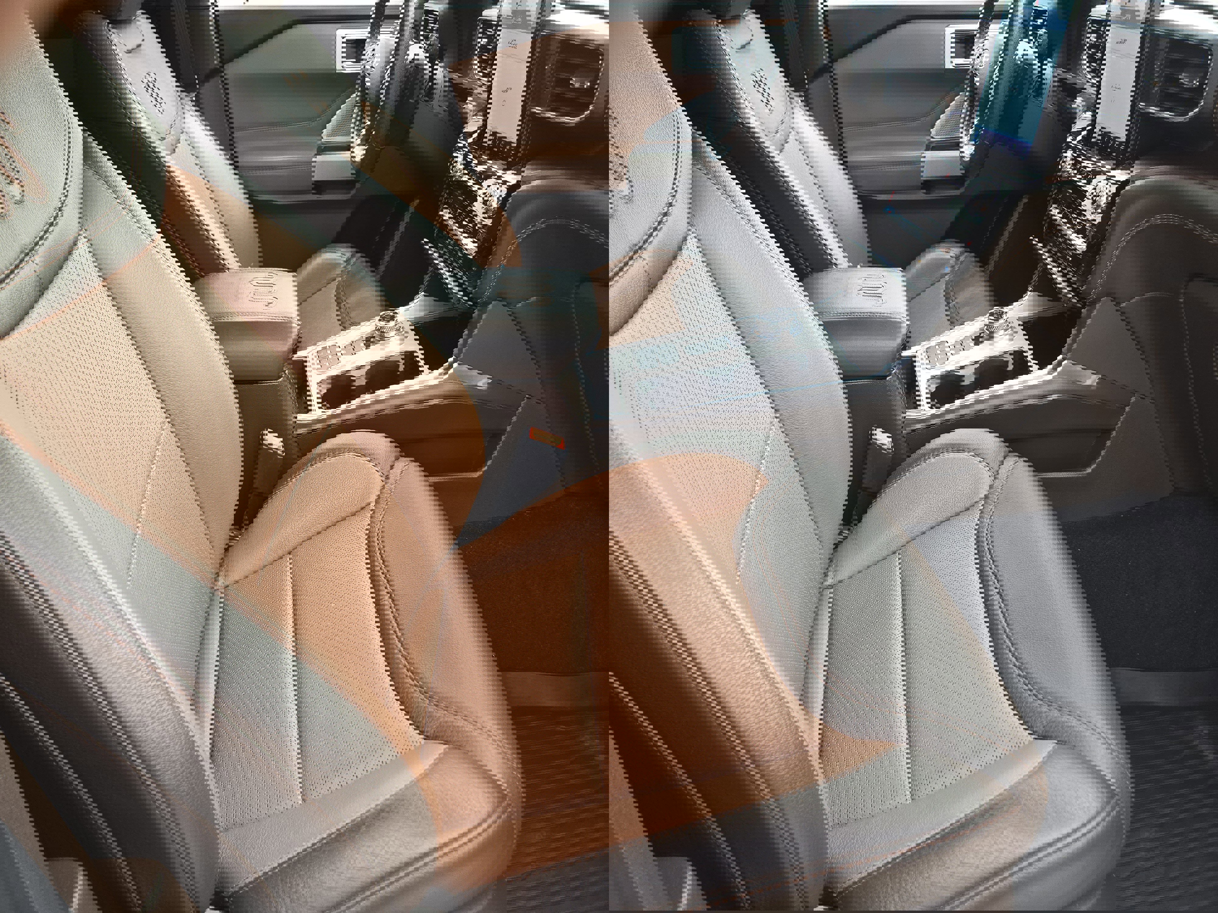 Used 2021 Ford Explorer King Ranch w/ Premium Technology Package image 15