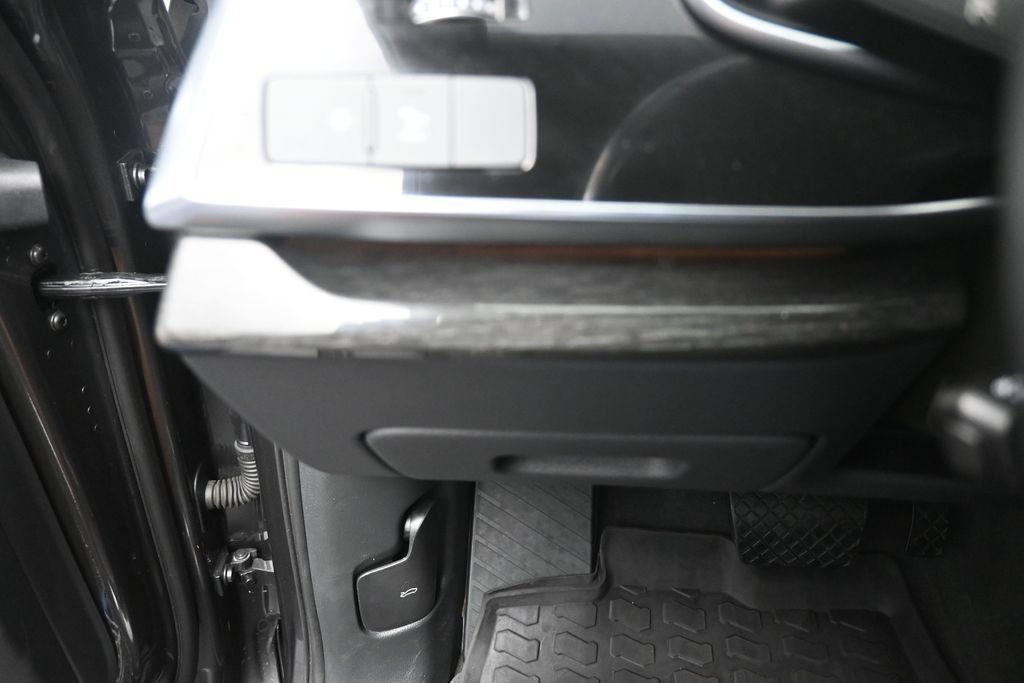 Used 2022 Audi Q7 3.0T Premium Plus w/ Premium Plus Package AWD/4WD image 16