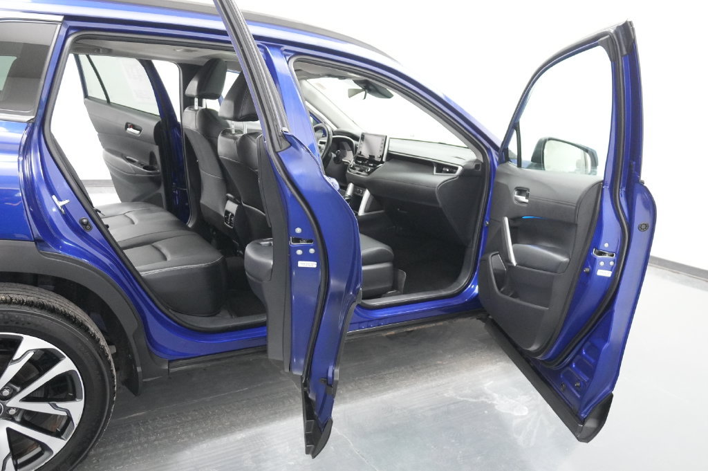 Used 2022 Toyota Corolla Cross XLE w/ Convenience Package AWD/4WD image 27