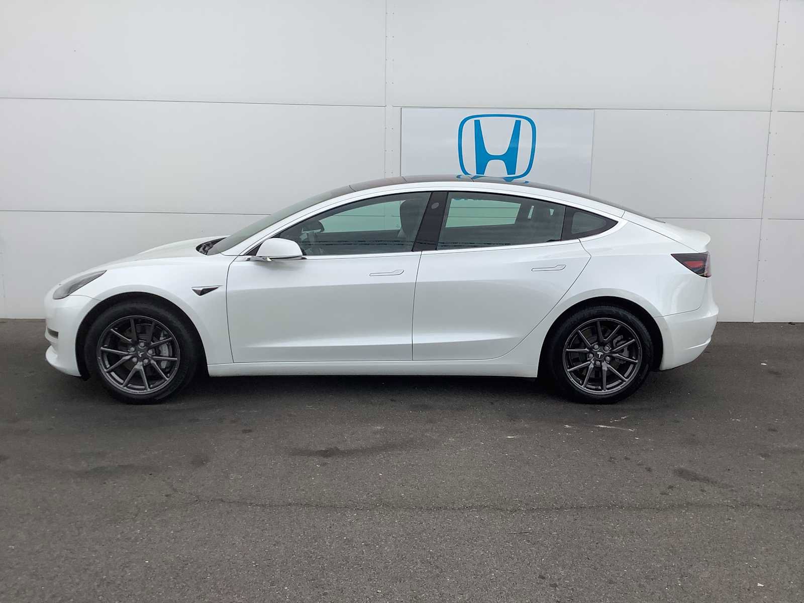 Used 2018 Tesla Model 3 Mid Range image 2