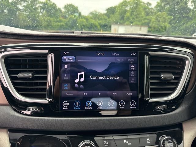 Used 2018 Chrysler Pacifica Touring-L Plus w/ Tire & Wheel Group FWD image 13