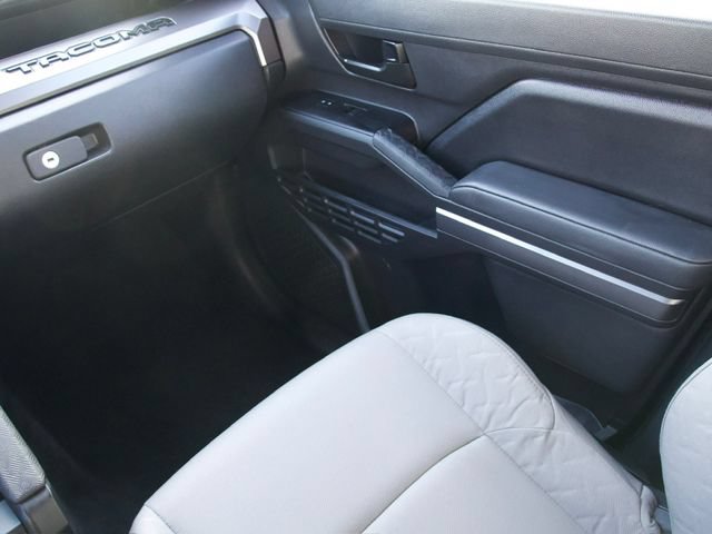 Used 2025 Toyota Tacoma SR5 AWD/4WD image 16