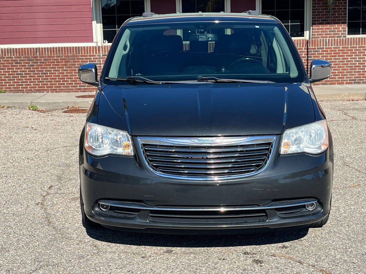 Used 2011 Chrysler Town & Country Touring-L image 4