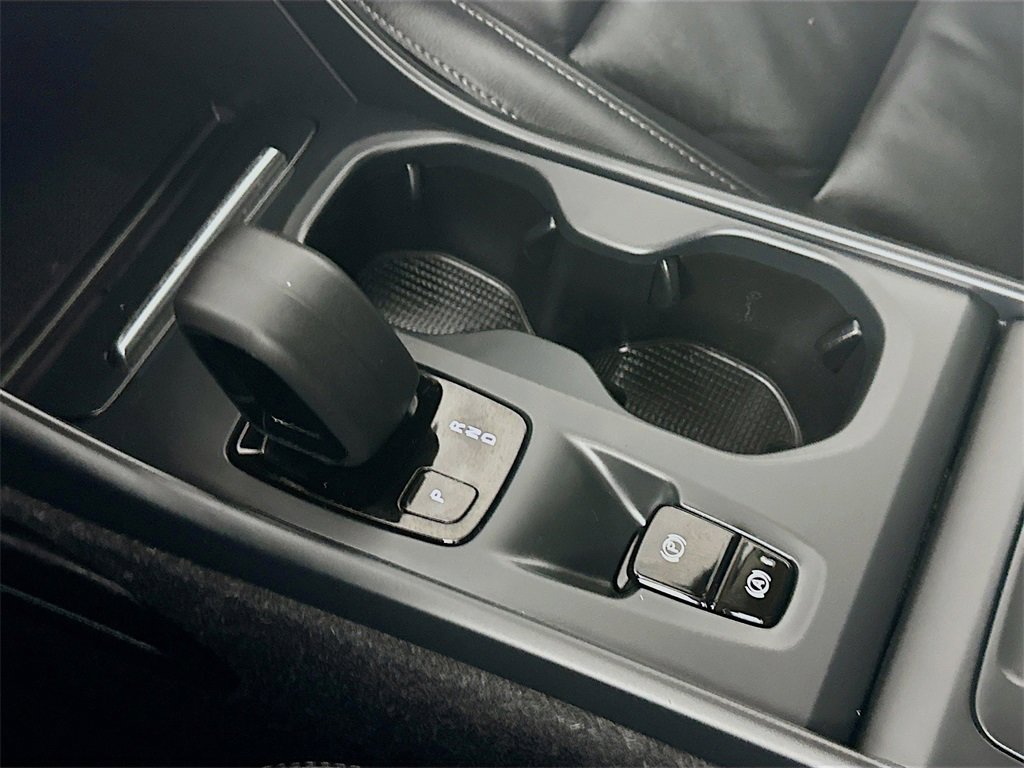 Used 2022 Volvo XC40 T4 Momentum image 16