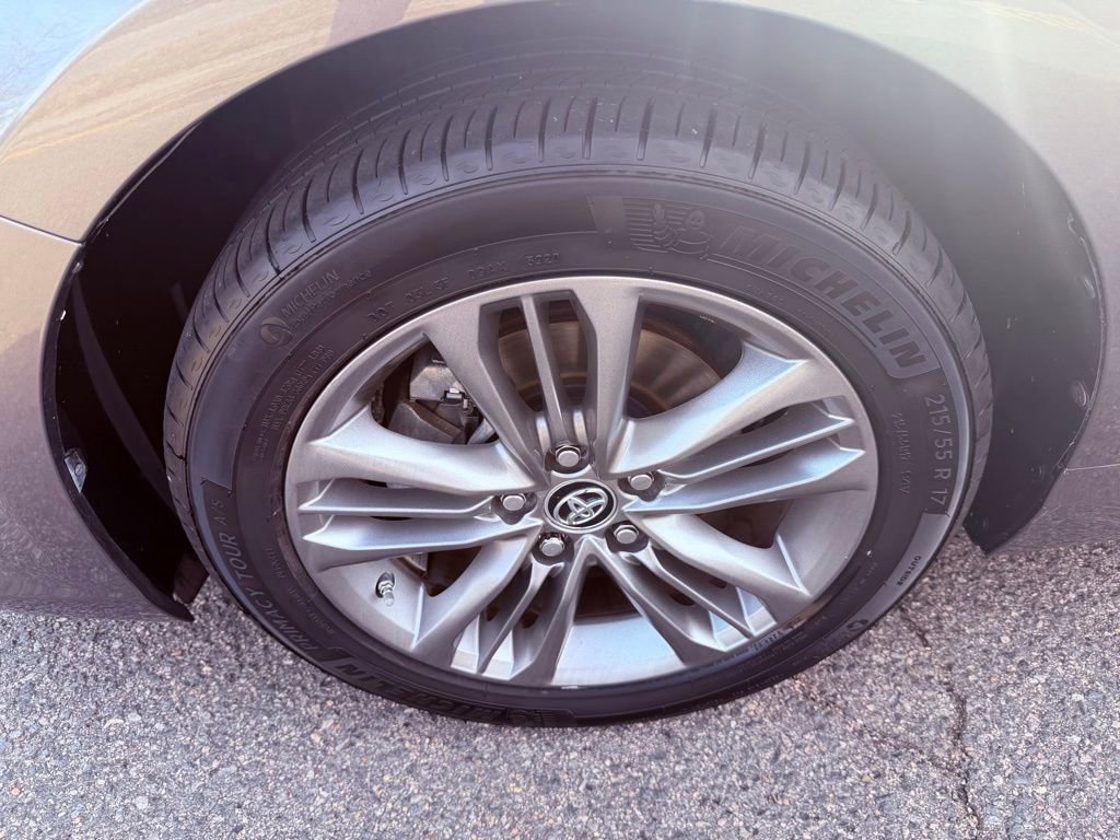 Used 2016 Toyota Camry SE w/ Moonroof Package image 16