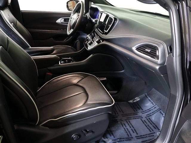 Used 2025 Chrysler Pacifica Limited FWD image 34