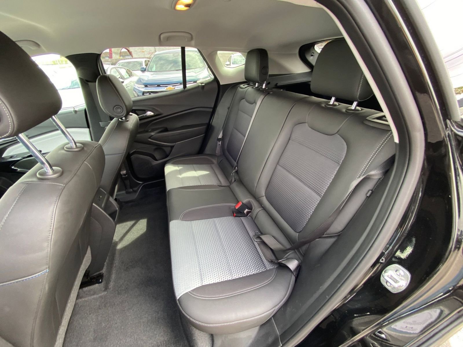 Used 2025 Chevrolet Trax LT w/ LT Convenience Package FWD image 24