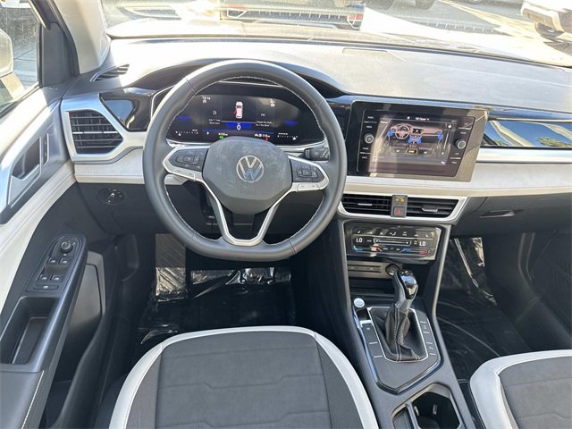 Certified 2025 Volkswagen Taos SE w/ Panoramic Sunroof Package image 8