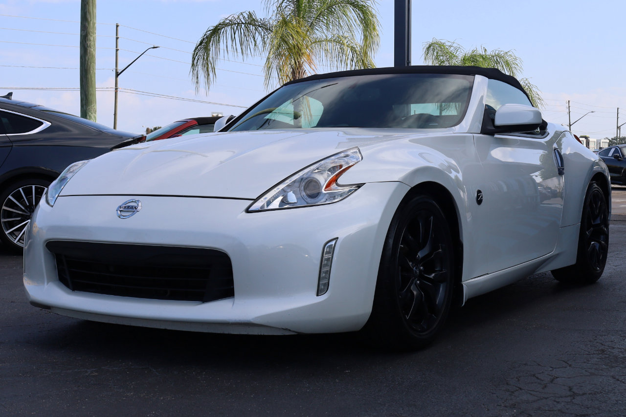 Used 2017 Nissan 370Z Touring image 4