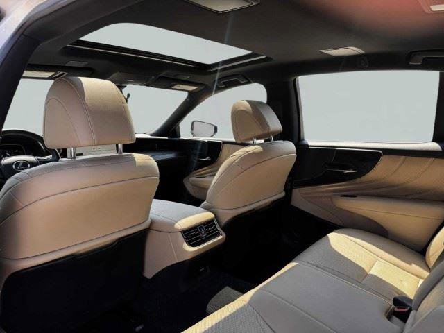 Used 2023 Lexus LS 500 w/ Accessory Package (Z2) RWD image 37