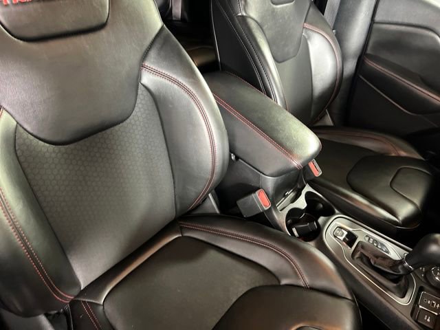 Used 2020 Jeep Cherokee Trailhawk image 31