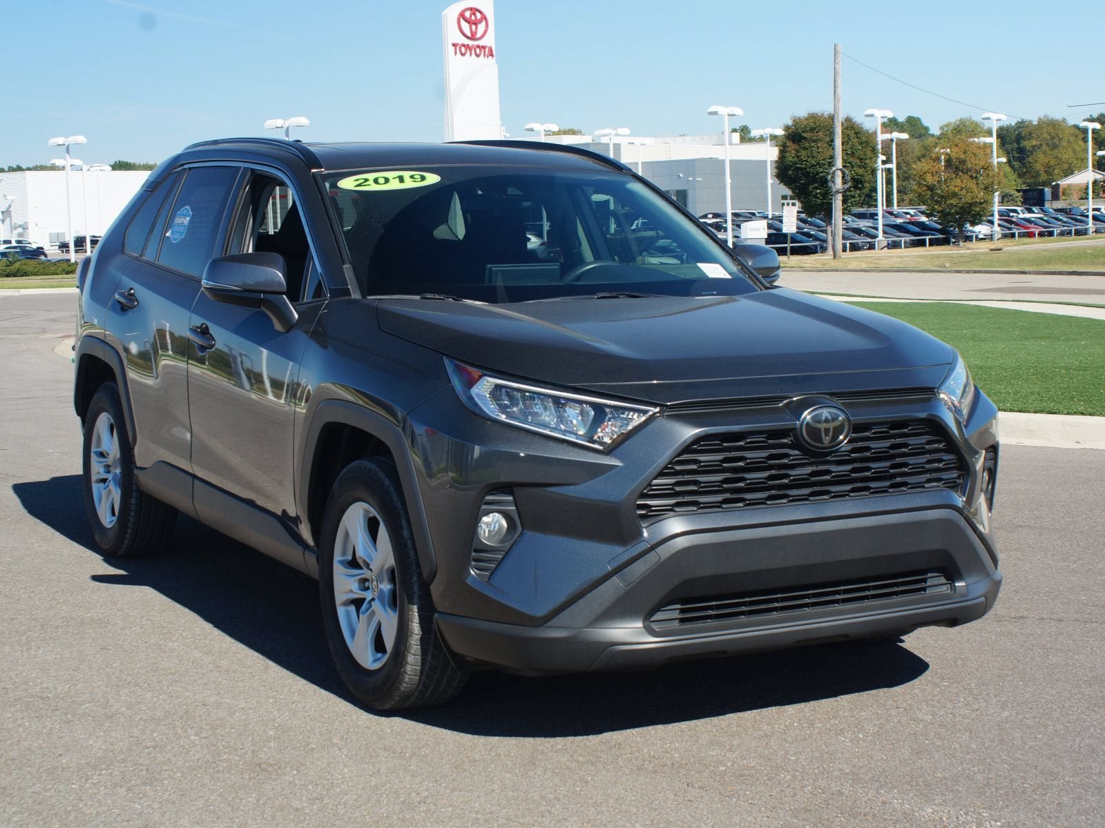 Used 2019 Toyota RAV4 XLE w/ Convenience Package FWD image 2