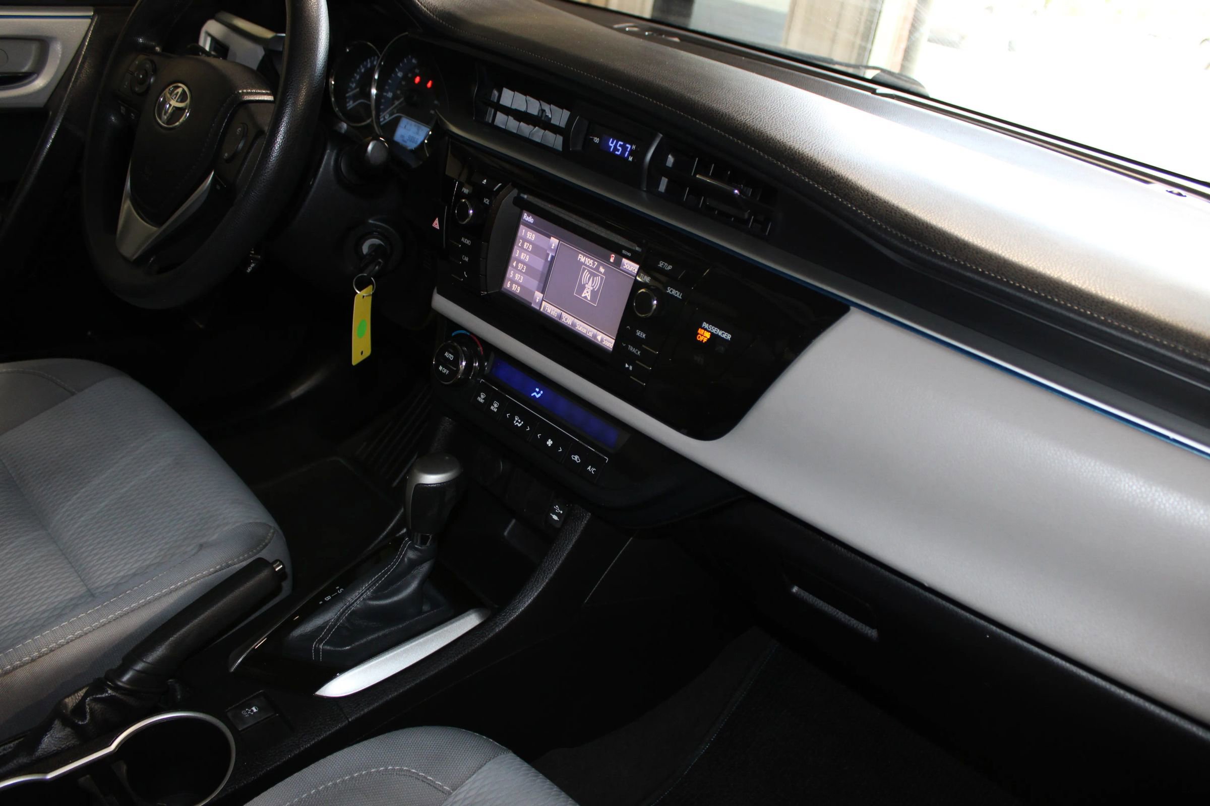Used 2015 Toyota Corolla LE FWD image 26