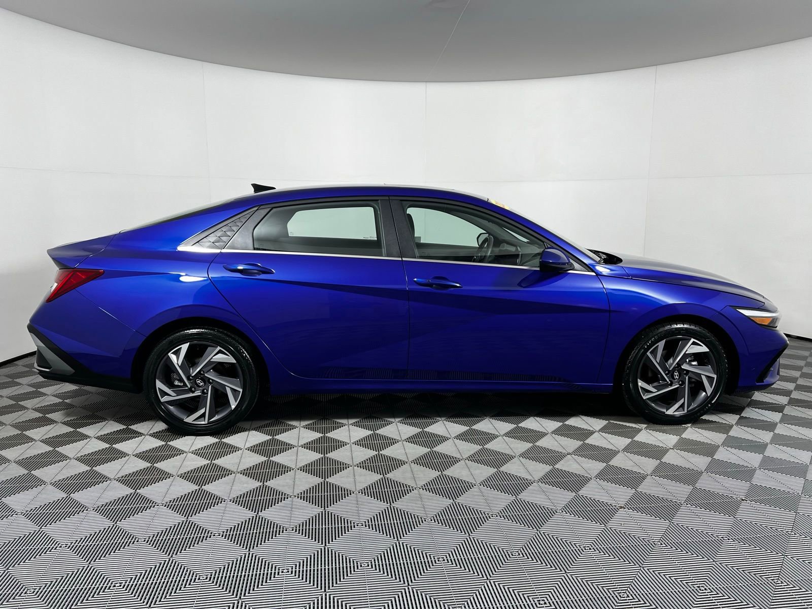 Used 2025 Hyundai Elantra SEL image 4