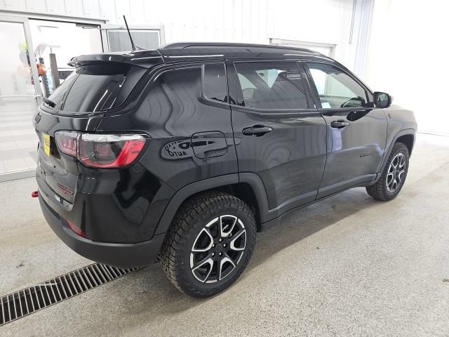New 2026 Jeep Compass Trailhawk w/ Sun, Sound & Navigation Group AWD/4WD image 7