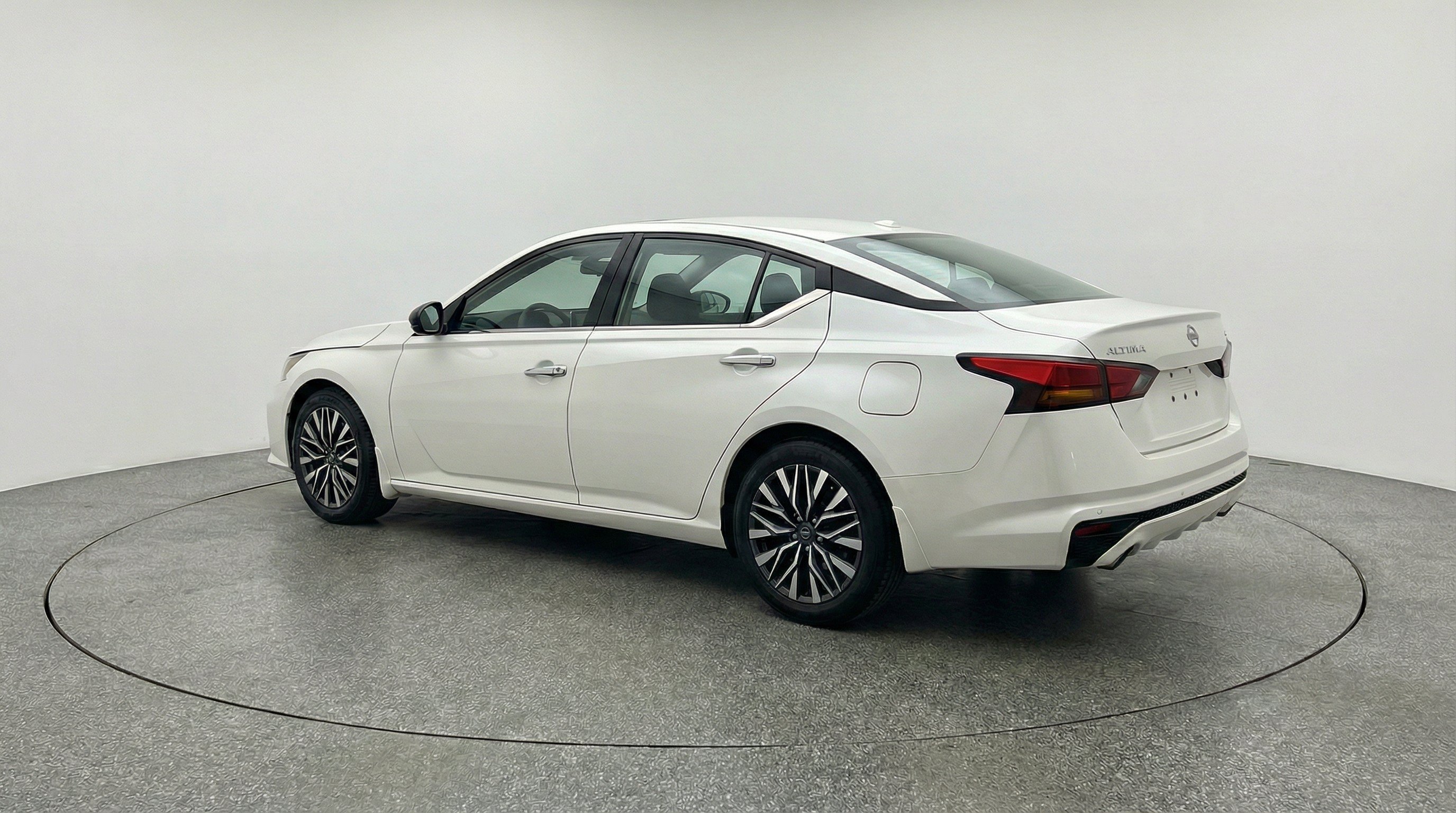 Used 2025 Nissan Altima 2.5 SV FWD image 6