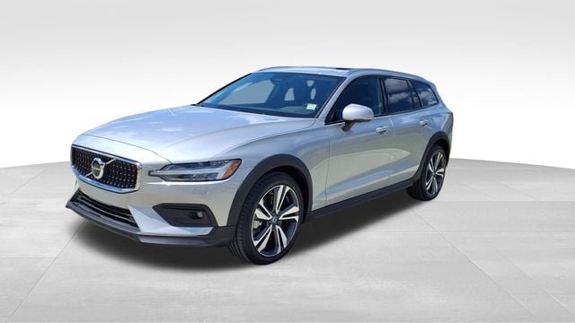 Certified 2025 Volvo V60 B5 Cross Country Plus AWD/4WD image 4