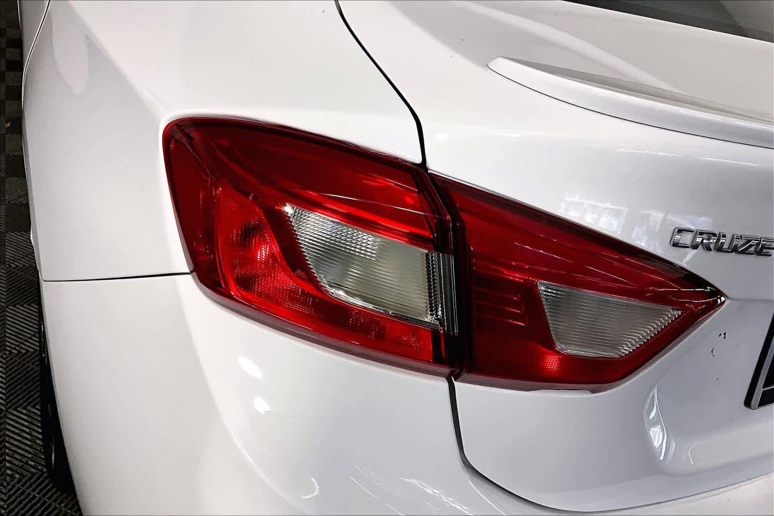 Used 2018 Chevrolet Cruze LT w/ Sun And Sound Package FWD image 24