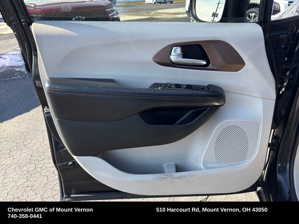 Used 2017 Chrysler Pacifica Touring image 12