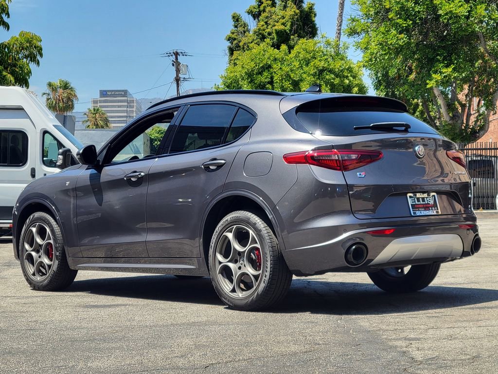 Used 2022 Alfa Romeo Stelvio Ti AWD/4WD image 2