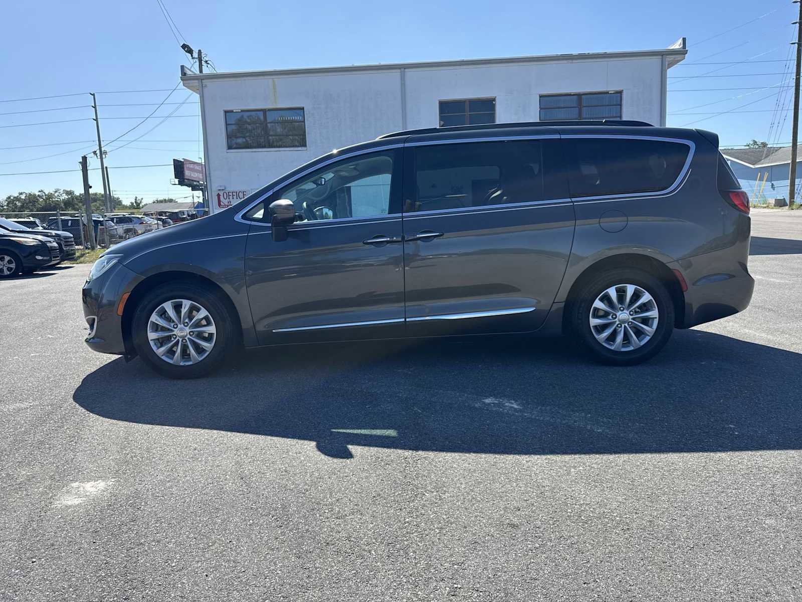 Used 2017 Chrysler Pacifica Touring-L FWD image 3