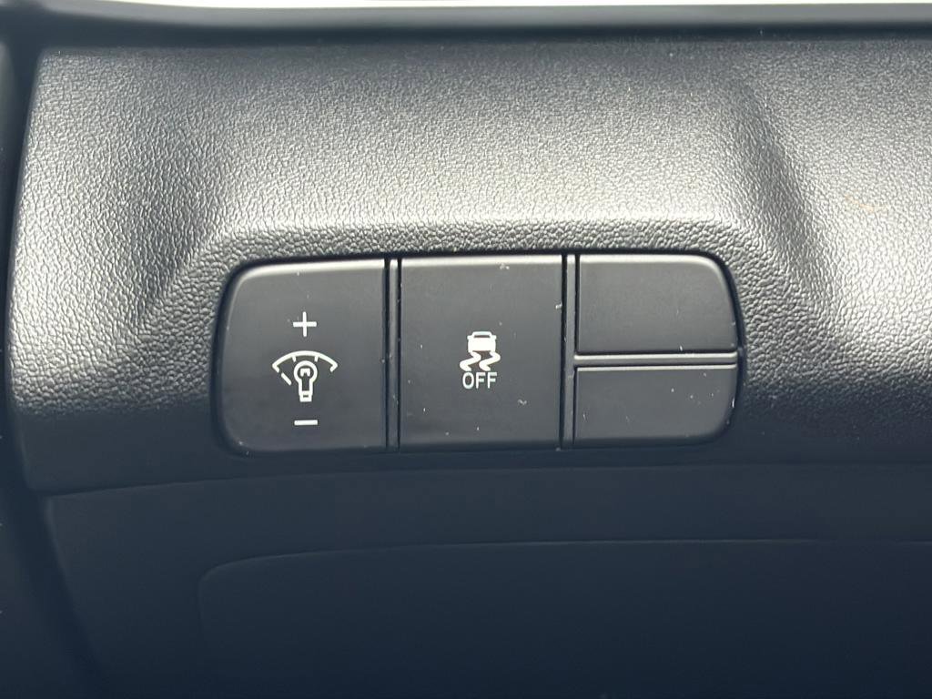 Certified 2025 Hyundai Elantra Limited image 34