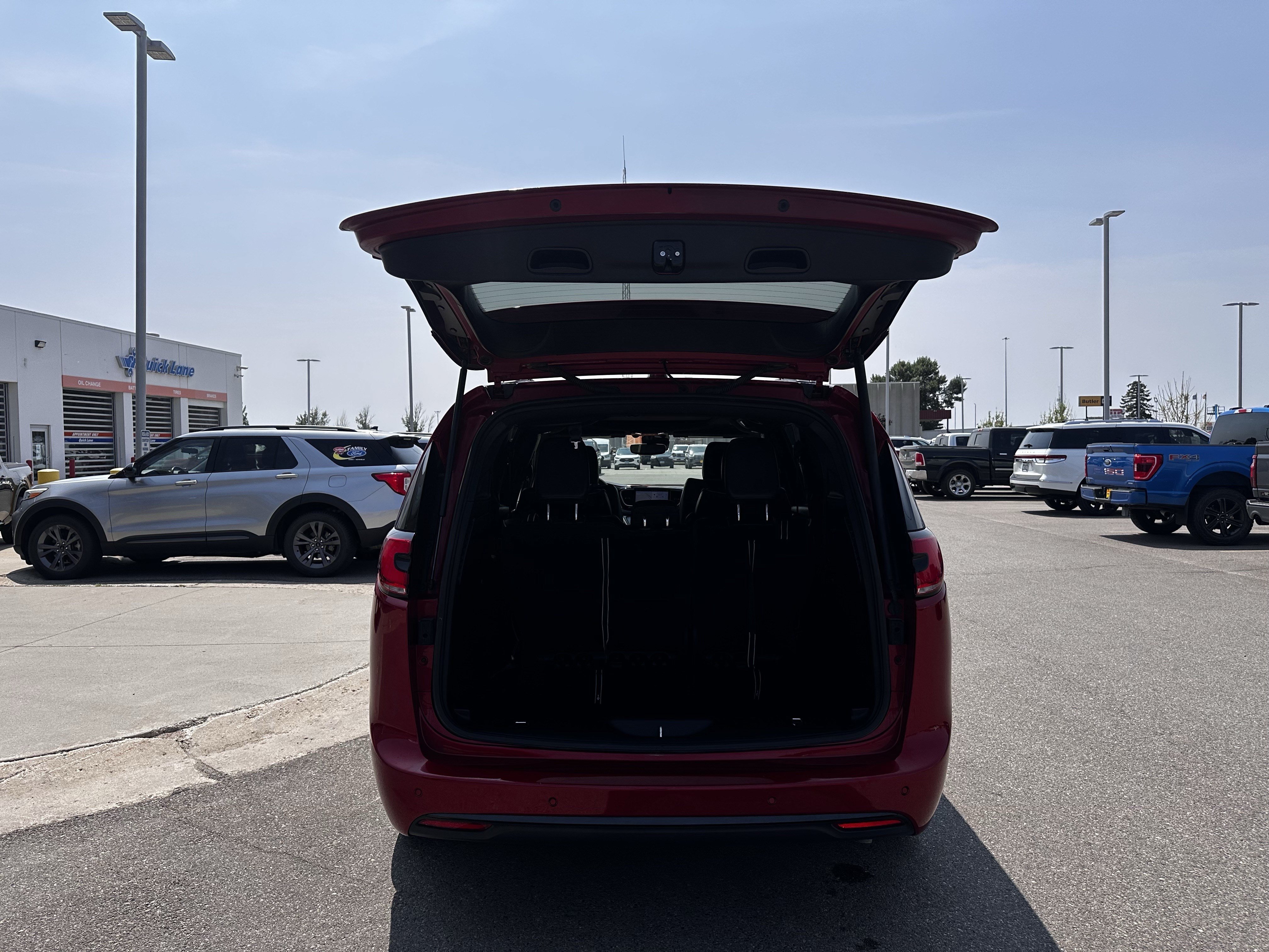Used 2025 Chrysler Pacifica Limited FWD image 23