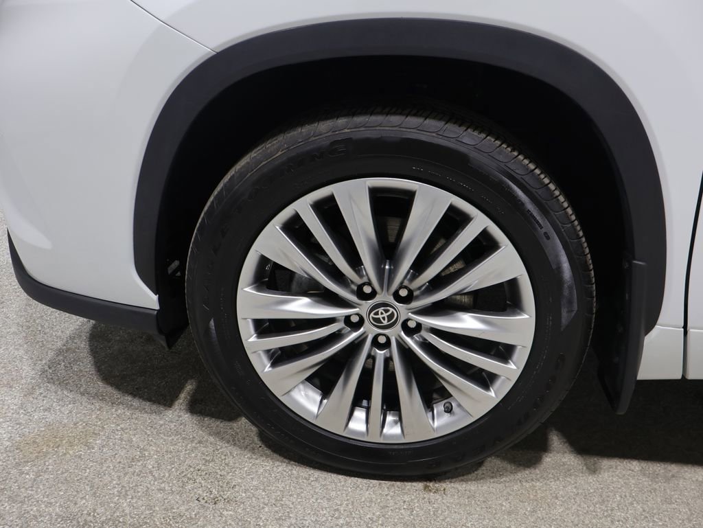 Used 2025 Toyota Highlander Platinum image 9