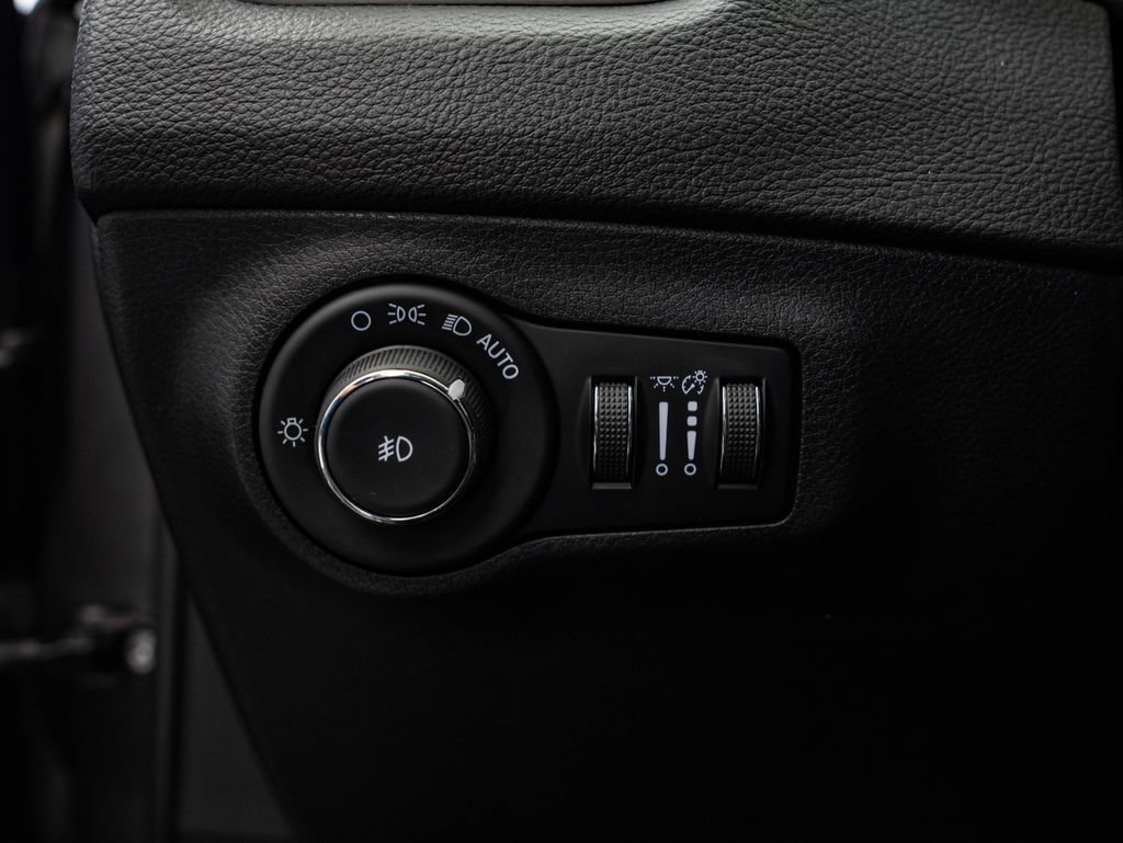 Used 2018 Jeep Compass Latitude w/ Popular Equipment Group AWD/4WD image 36