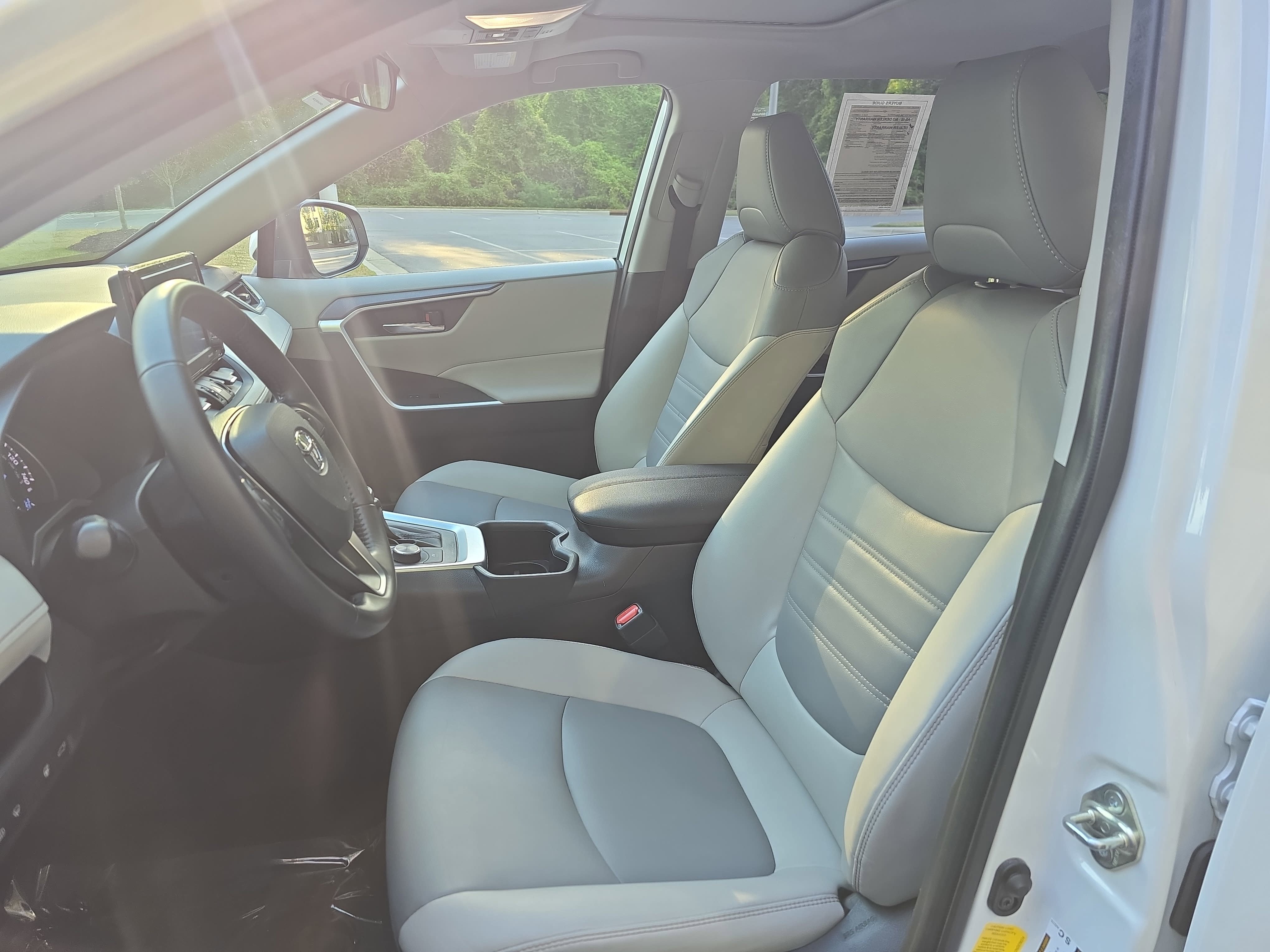 Used 2022 Toyota RAV4 XLE Premium image 17