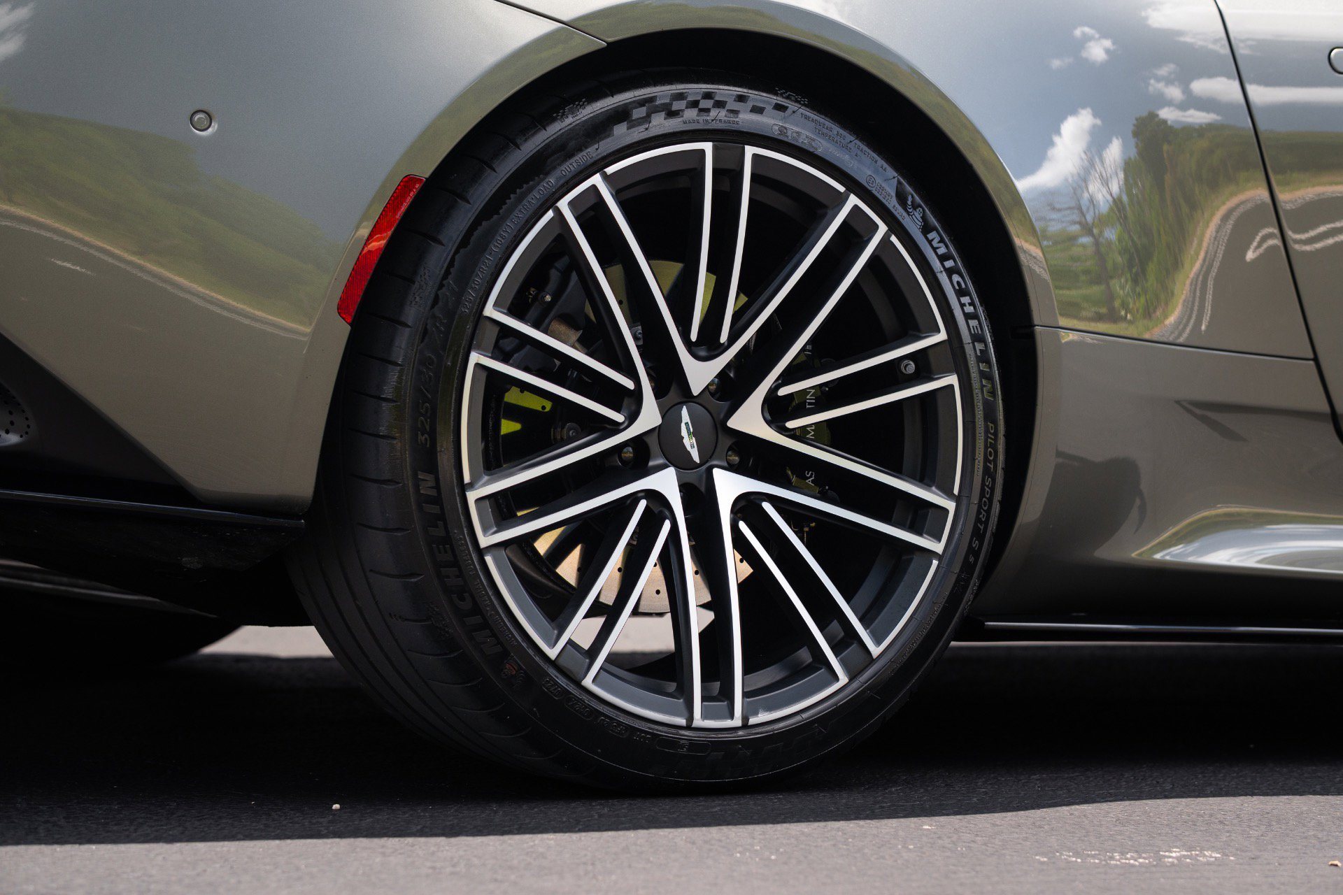 Used 2024 Aston Martin DB12 Convertible RWD image 15