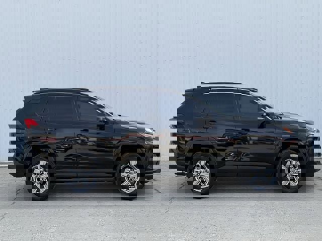 Used 2025 Toyota RAV4 XLE image 3