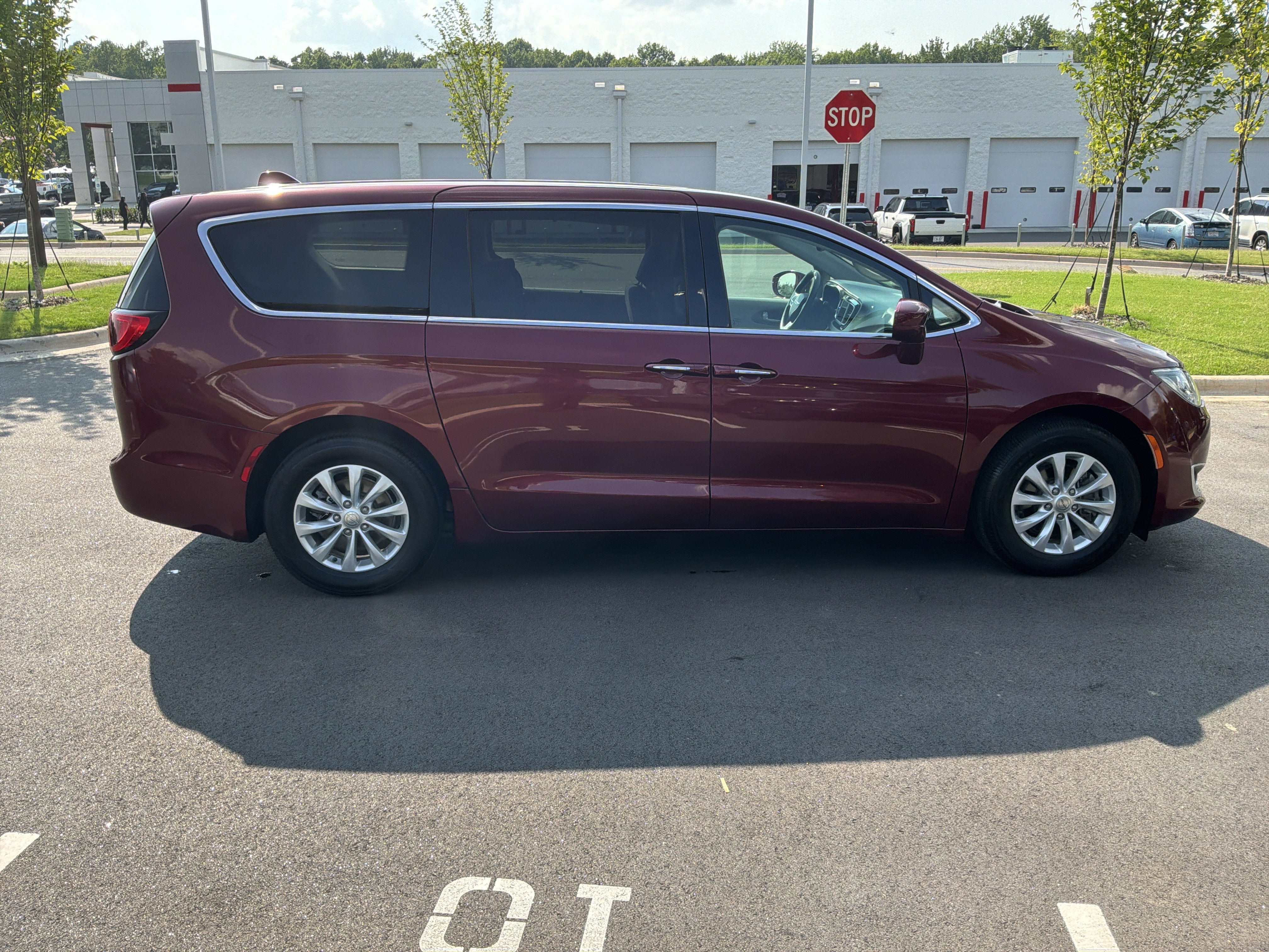 Used 2018 Chrysler Pacifica Touring Plus FWD image 11