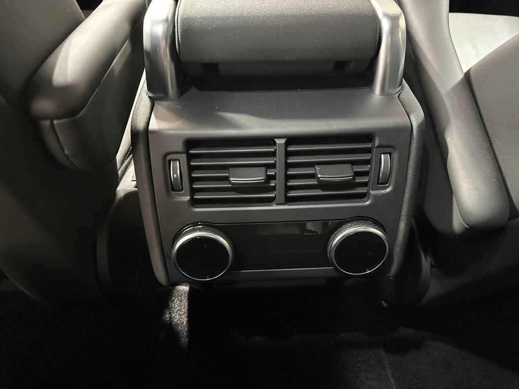 Used 2024 Land Rover Discovery Dynamic SE image 16