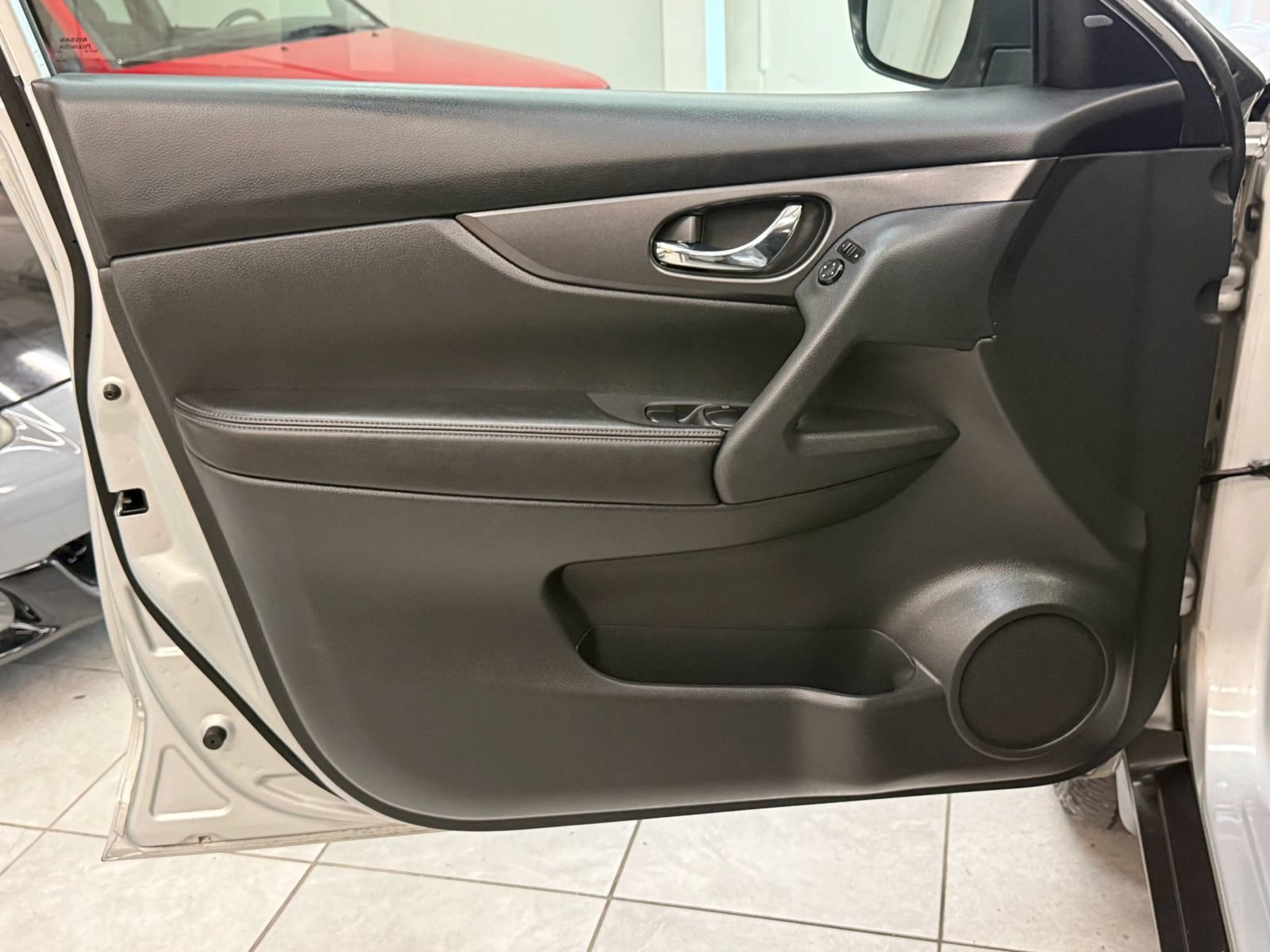 Used 2016 Nissan Rogue SV w/ SV Premium Package AWD/4WD image 16