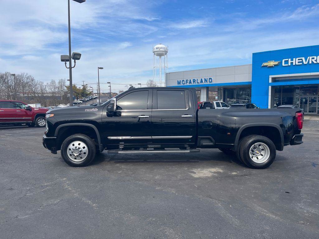 Used 2024 Chevrolet Silverado 3500 High Country w/ High Country Premium Package AWD/4WD image 2