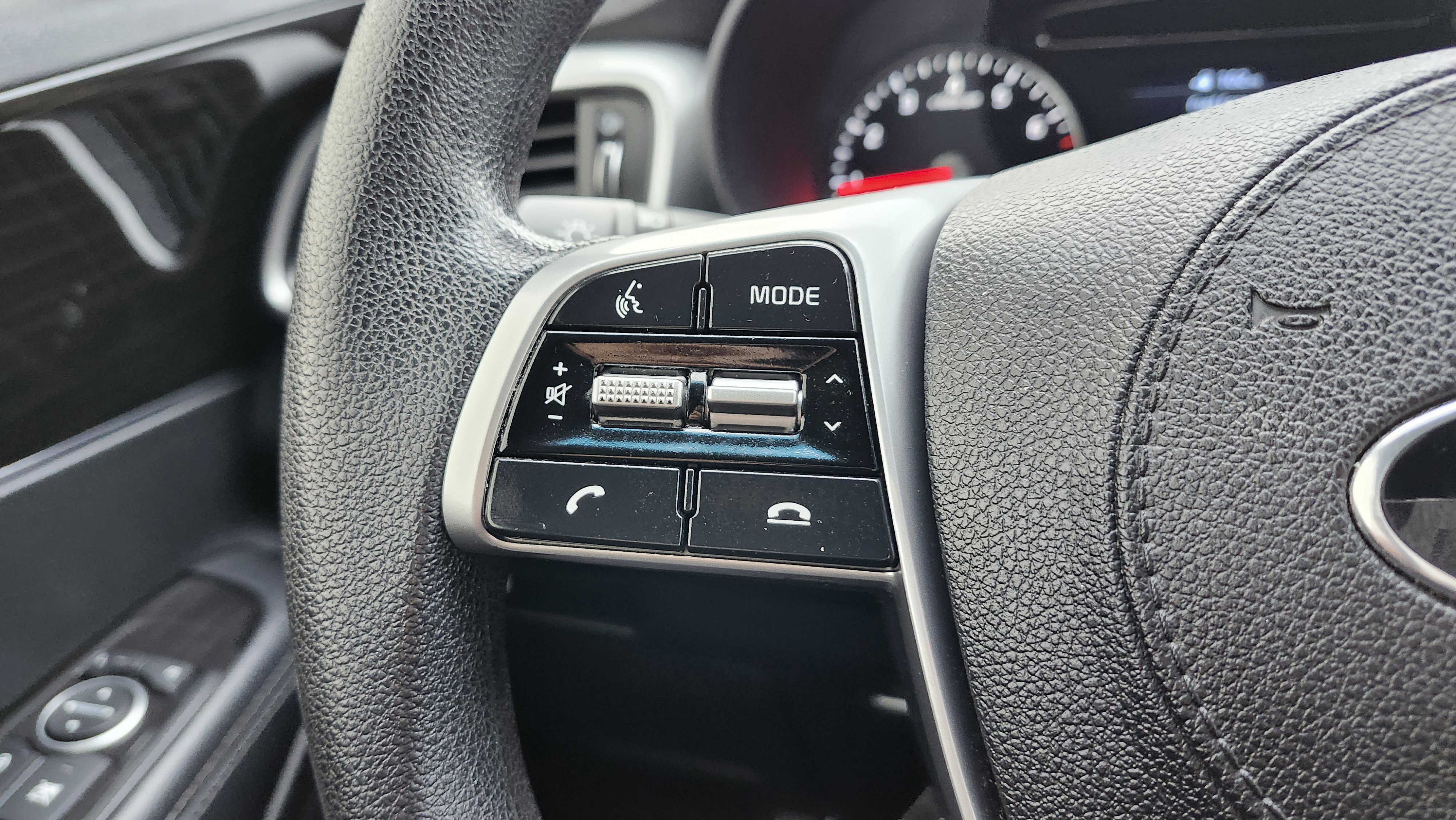 Used 2020 Kia Sorento LX image 32