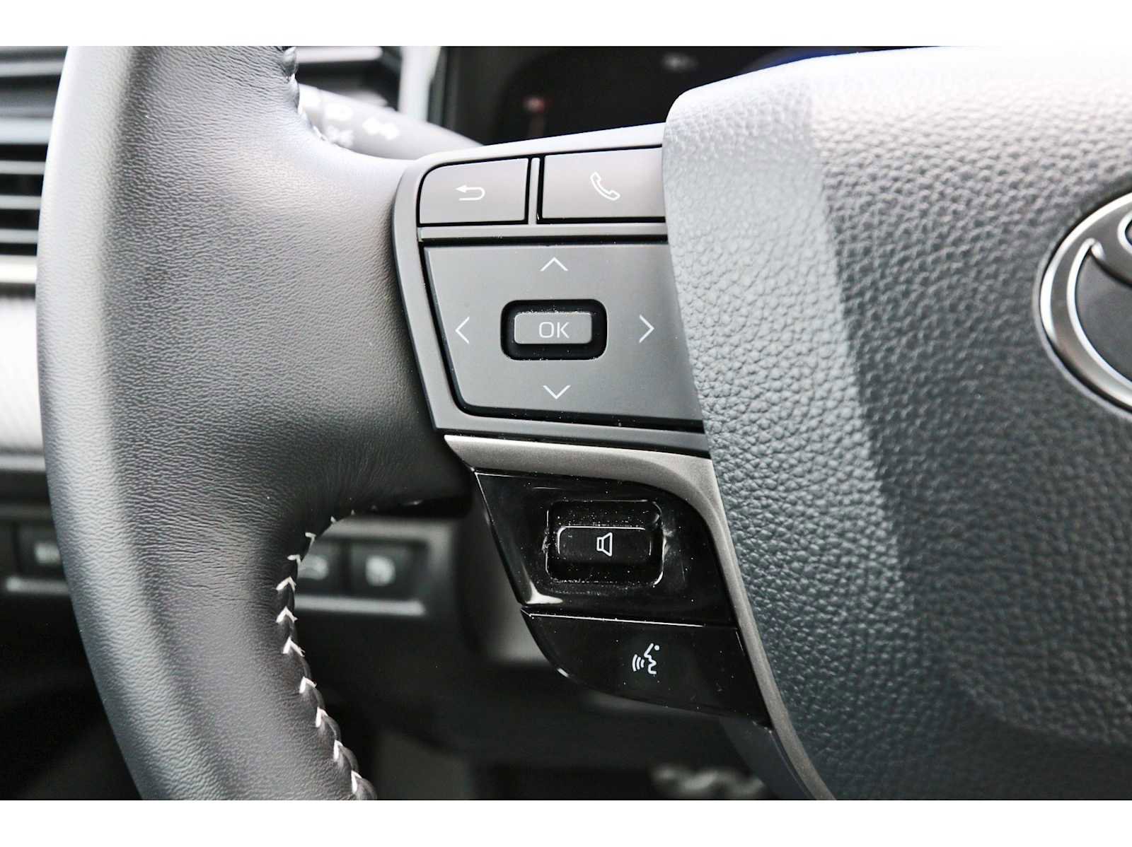 Used 2025 Toyota Camry SE w/ Convenience Package image 15
