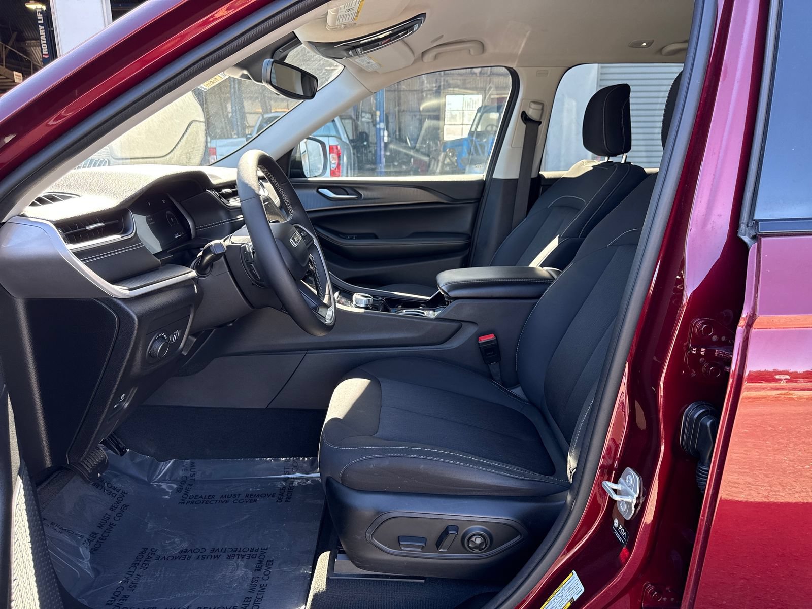 Used 2023 Jeep Grand Cherokee Laredo w/ Luxury Tech Group I AWD/4WD image 9