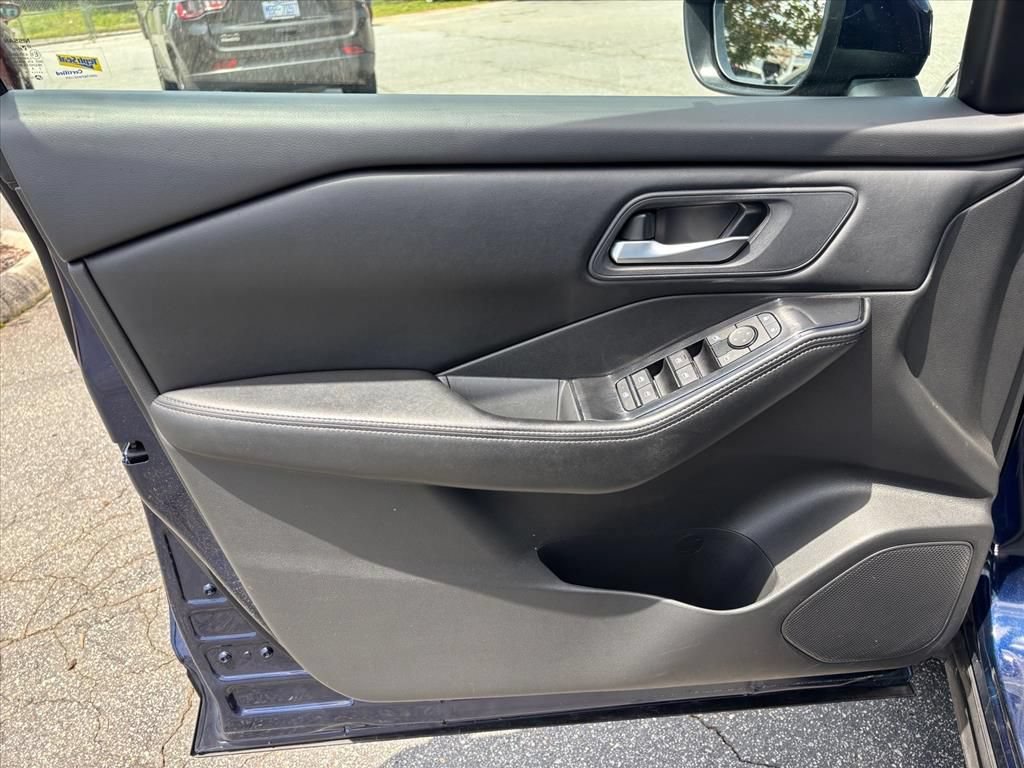 Used 2024 Nissan Rogue SV AWD/4WD image 9