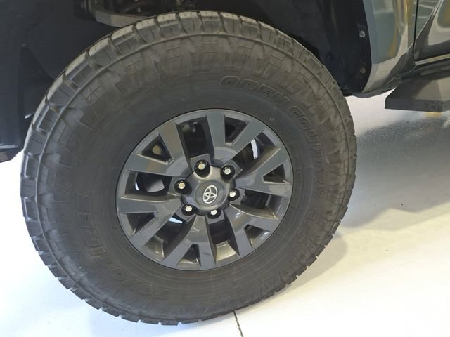 Used 2021 Toyota Tacoma SR5 AWD/4WD image 3