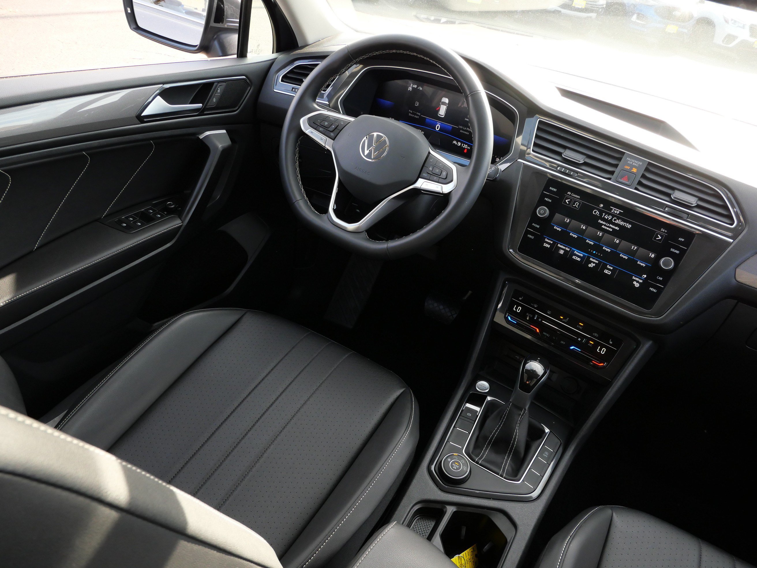Certified 2023 Volkswagen Tiguan SE w/ Panoramic Sunroof Package AWD/4WD image 9