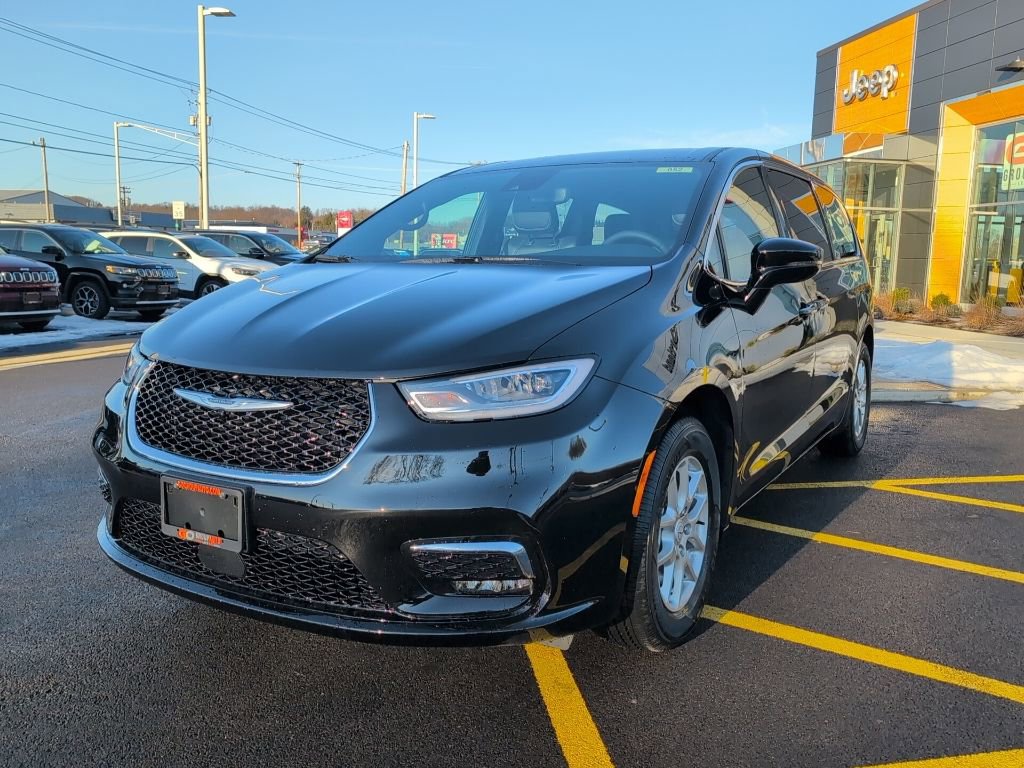 New 2026 Chrysler Pacifica Select image 3