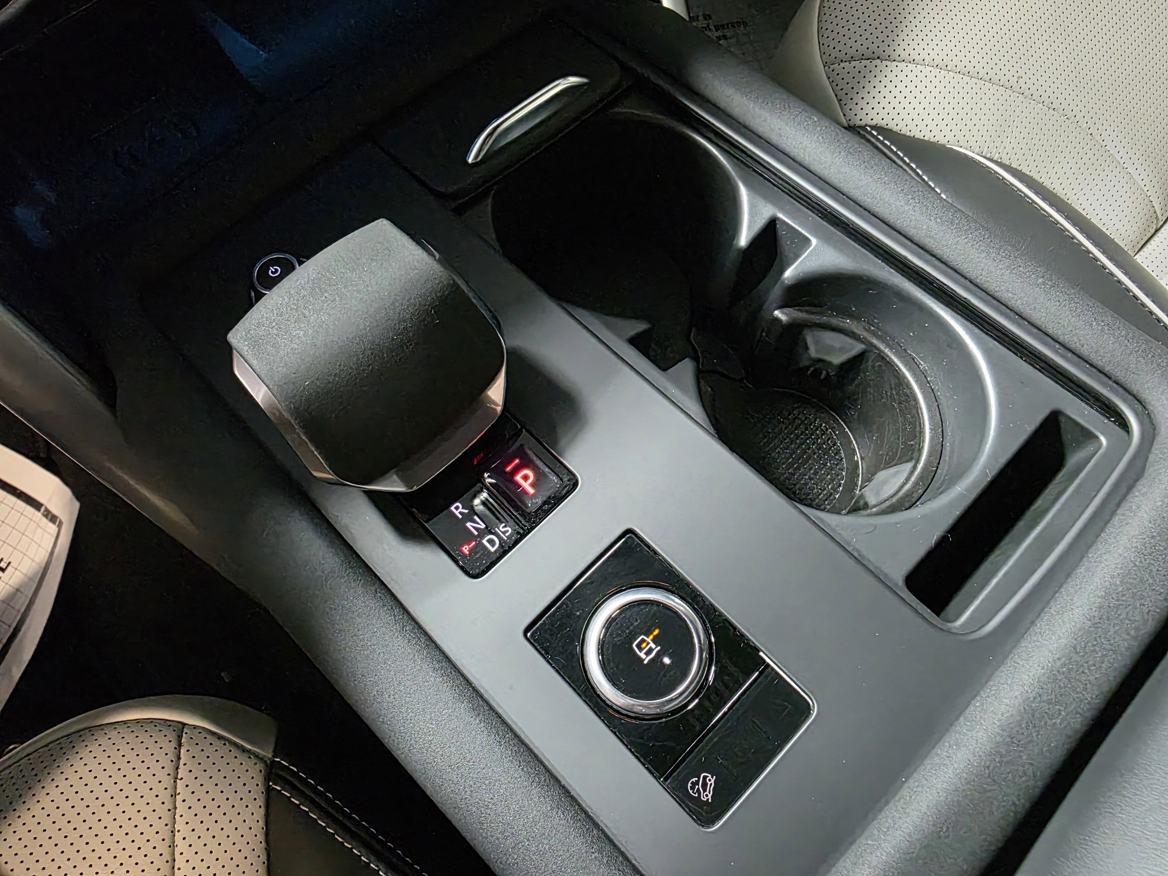 Used 2024 Land Rover Discovery Metropolitan Edition image 29