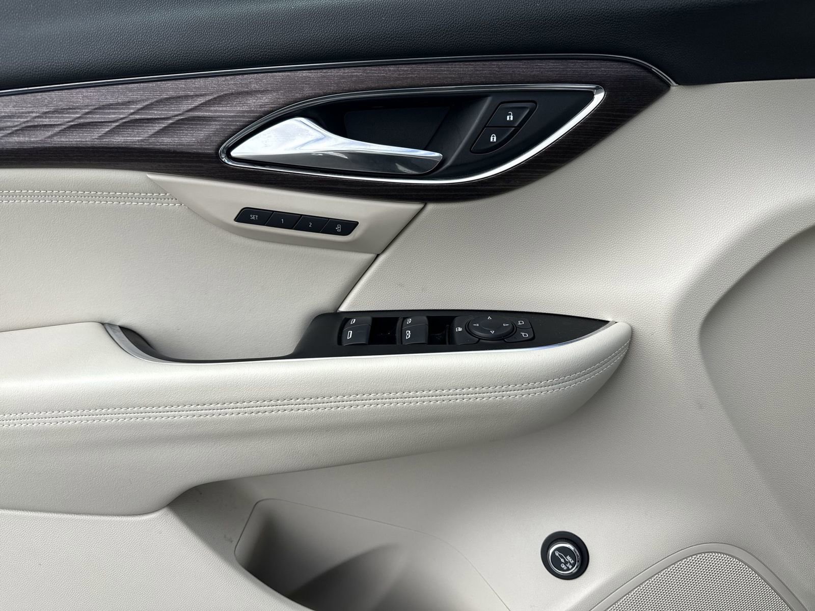 Used 2023 Buick Envision Avenir image 13