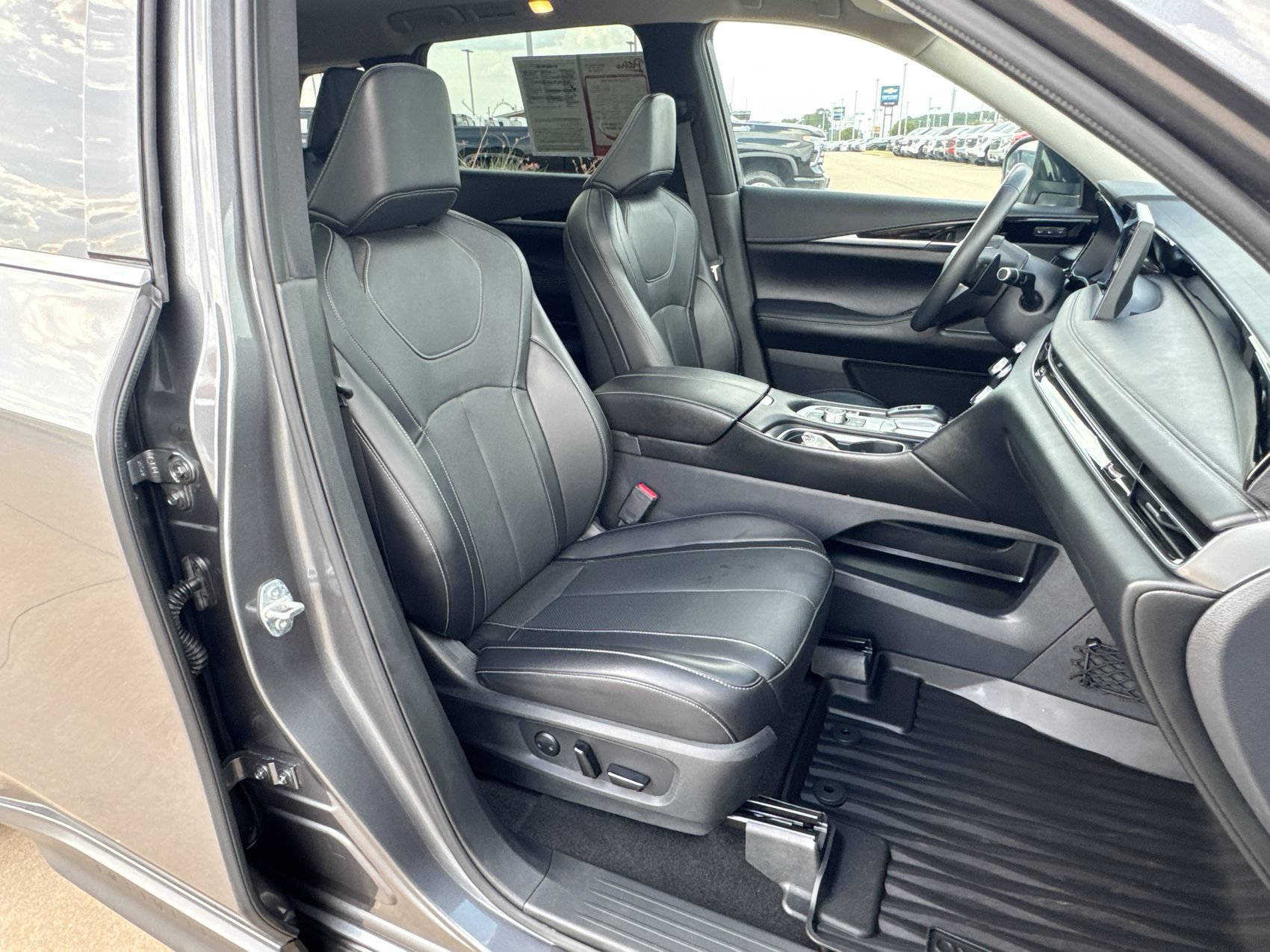 Used 2025 INFINITI QX60 Pure w/ Cargo Package FWD image 25