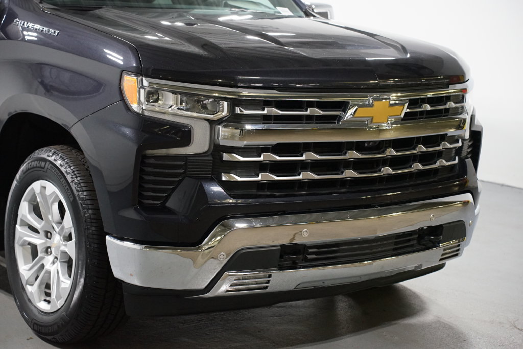 Used 2022 Chevrolet Silverado 1500 LTZ w/ LTZ Convenience Package II RWD image 4