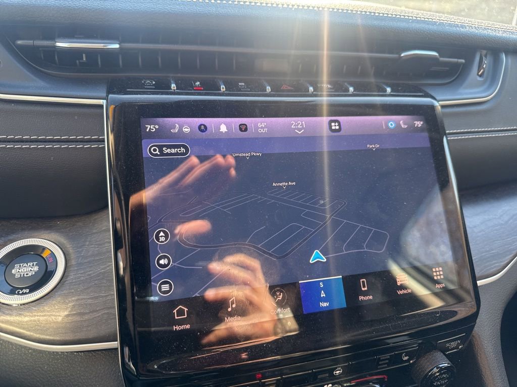 Used 2022 Jeep Grand Cherokee L Limited w/ Black Appearance Package image 4