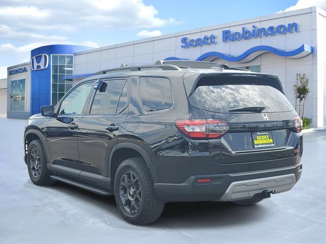 Certified 2025 Honda Pilot TrailSport image 3